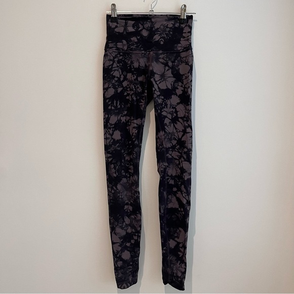 Tie-dye lululemon Wunderunder Sz 2 - Picture 1 of 3